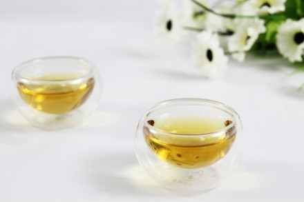 Le thé blanc Anji, d'abord cueilli au printemps, de couleur brun foncé, favorise une meilleure digestion.
