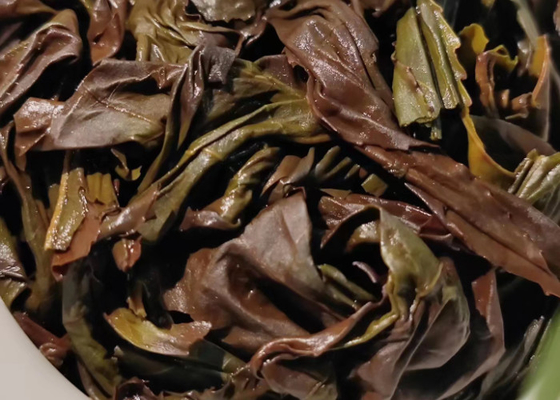 Origine Le thé noir de la montagne Wuyi est conservé dans un endroit frais et sec