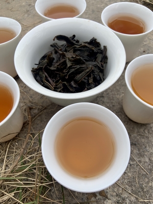 La température de brassage de 100 °C révèle l'essence fruité du thé Pu Erh vieilli