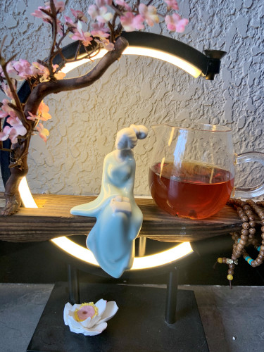 Le thé blanc Anji, d'abord cueilli au printemps, de couleur brun foncé, favorise une meilleure digestion.