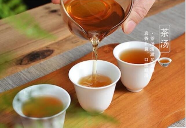 Appareils principaux: théière en porcelaine, tasse à thé (porcelaine bleue et blanche, le thé en porcelaine blanche est préférable), plateau à thé ou tasse à thé