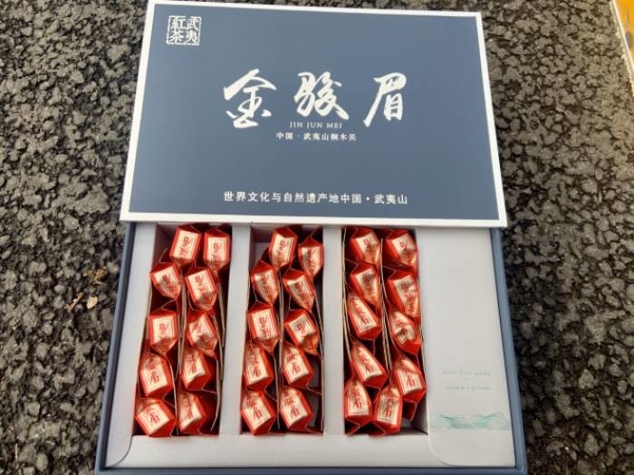 Le thé Jinjunmei, une branche du thé noir de Zhengshan, est originaire du village de Tongmu, ville de Wuyishan, province du Fujian.