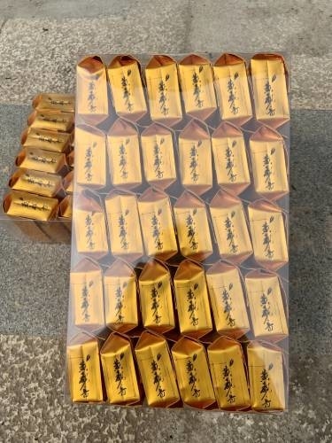 La rose jaune est une variété de thé oolong clonale, de petite taille, de classe moyenne et ancienne.